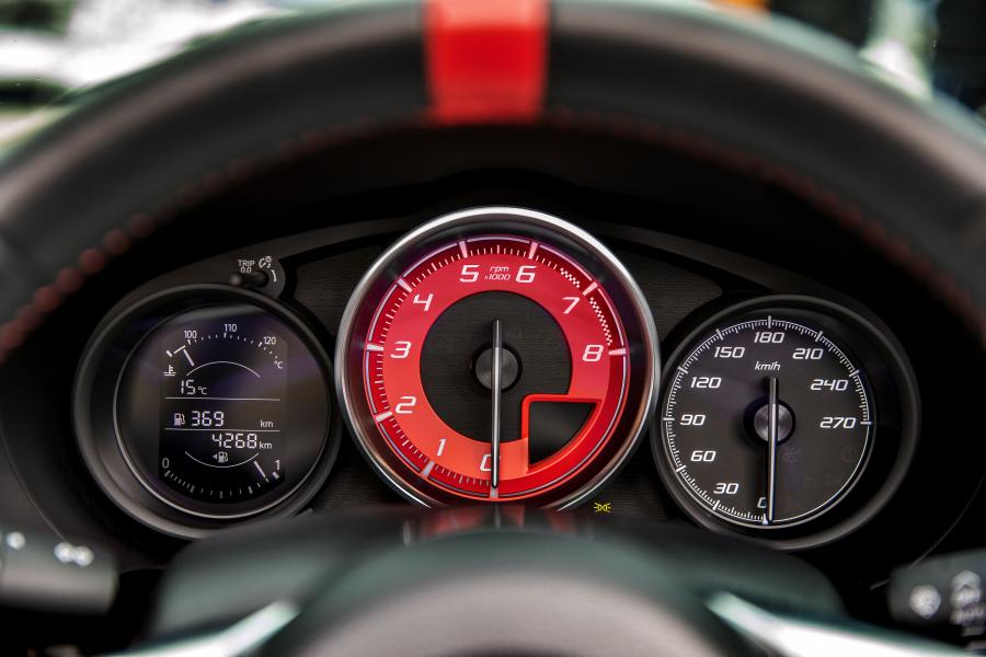 Панель приборов Abarth 124 Spider 70esimo Anniversario (348) 2019 года  (фото 2 из 16)